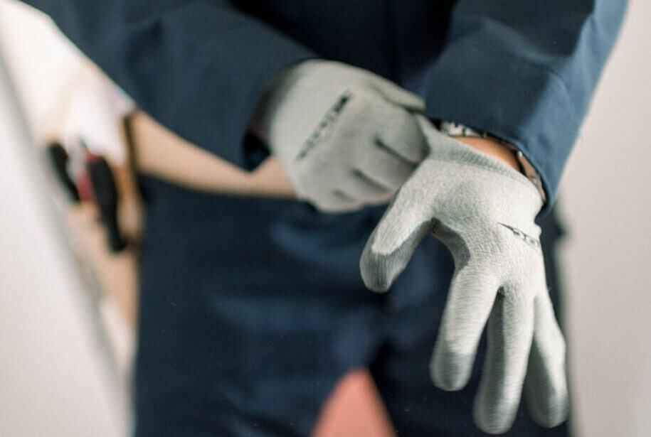 Foto de electricista poniéndose sus guantes de trabajo